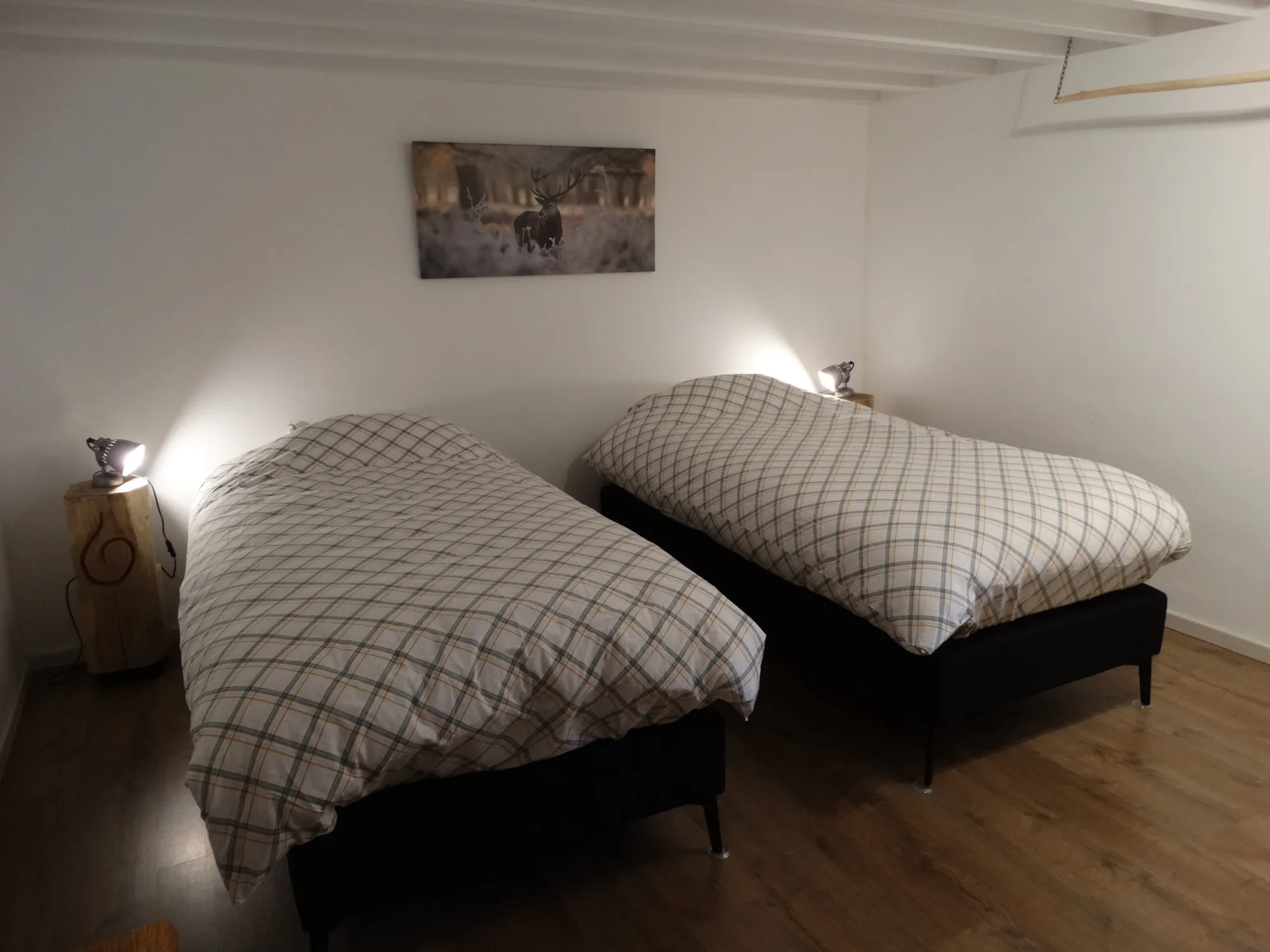 La chambre préparée en lits jumeaux