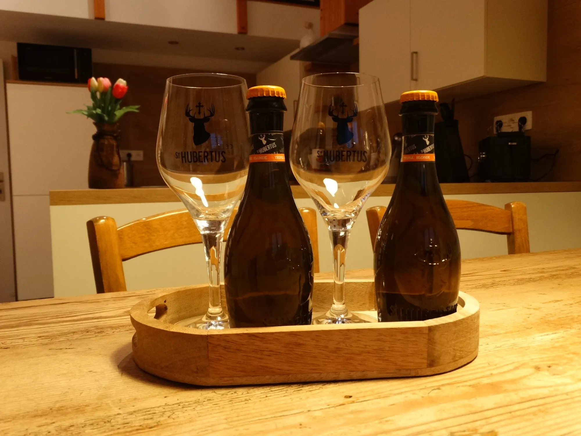 Deux bières et leurs verres sur la table du coin repas