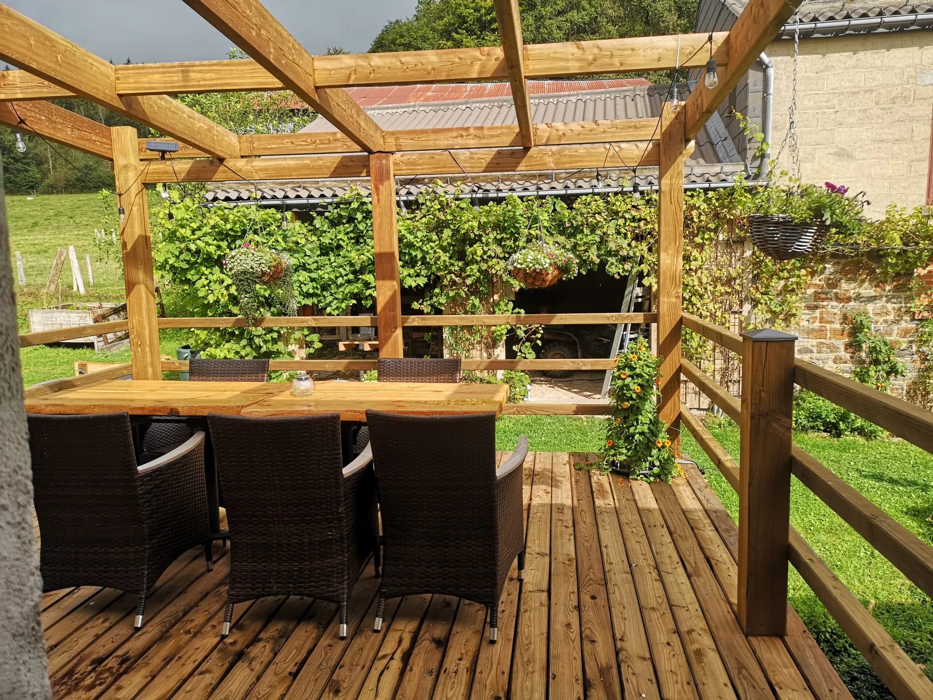 The large wooden terrace and its pergola